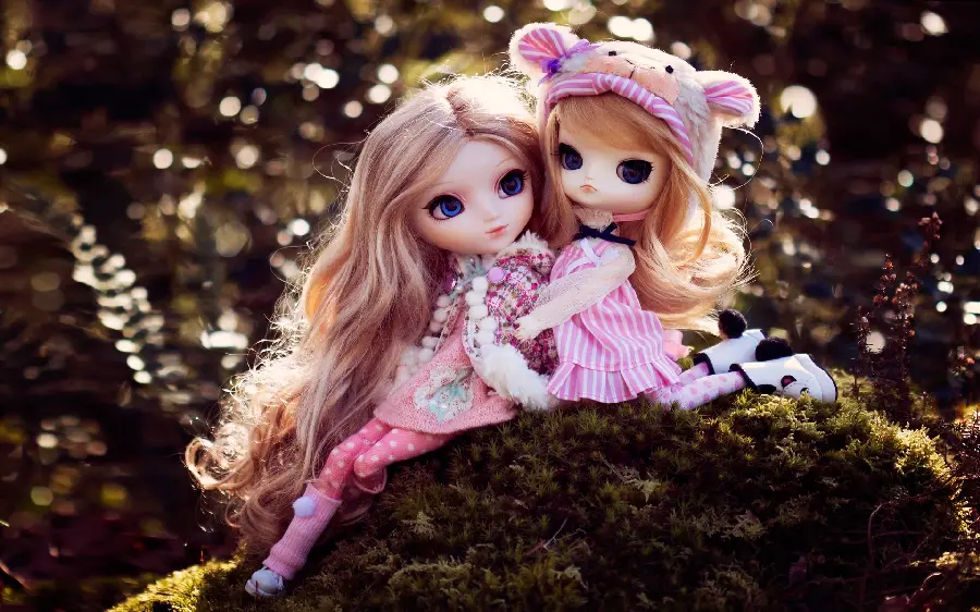 Girly profile picture of a friend with a design of two pink dolls