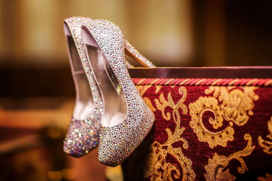 Beautiful wallpaper of silver high heels with a wreath theme