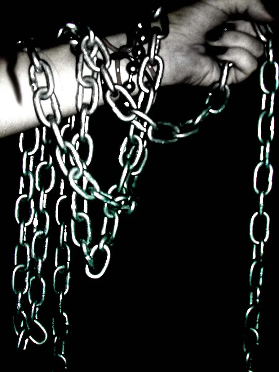 Download new Full HD photo of a long chain in a girl's hand