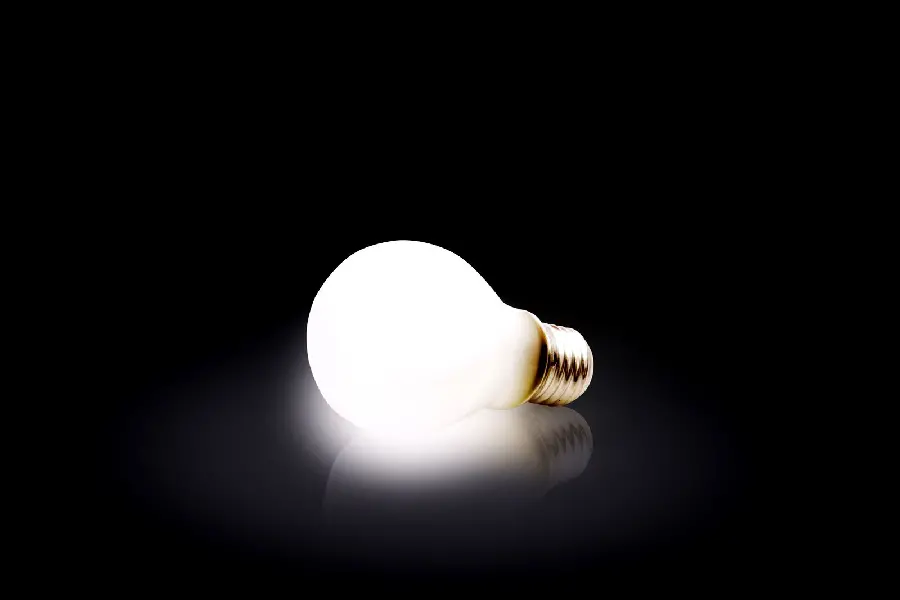 Download a photo of a lighted lamp with a black background and Full HD quality