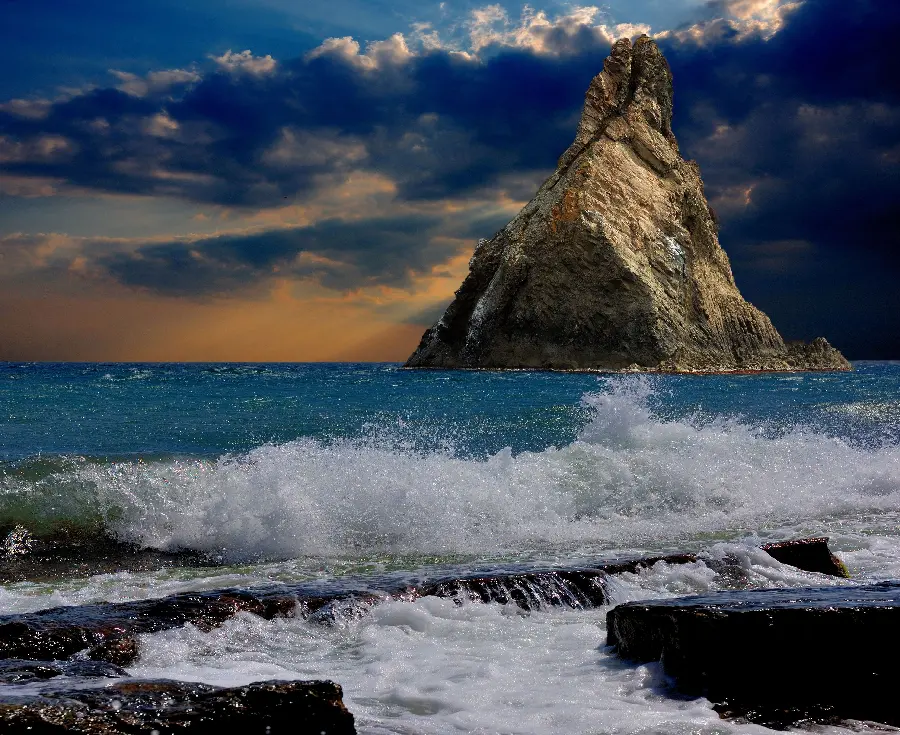 Download an eye-catching stock photo of sea waves with a special color halo for your profile