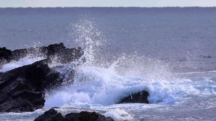 Sparkling wallpaper of clear sea waves hitting the rock 1401