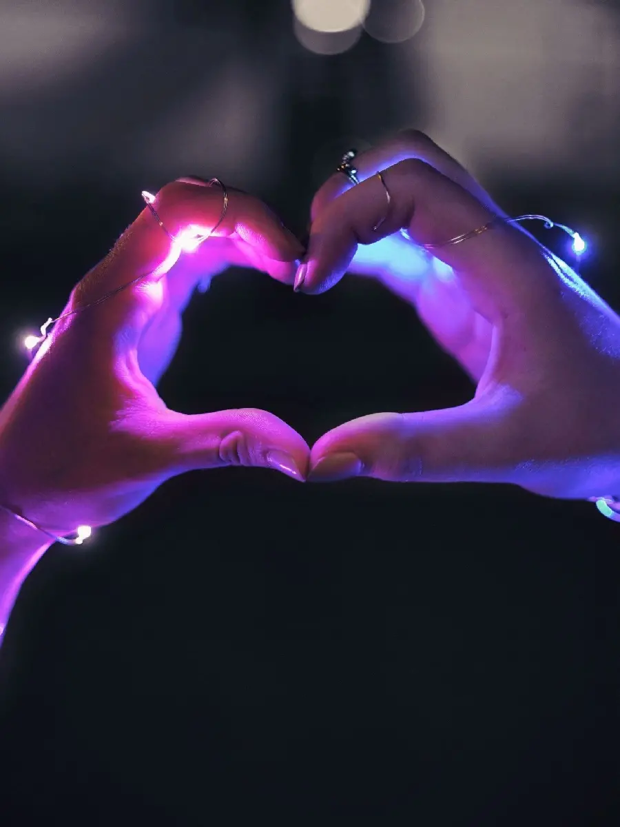 The most viewed romantic photo of making a heart with hands for a profile with a purple theme 