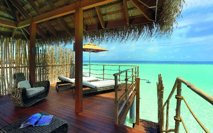 Download a cool beach house photo with sunbeds with several Ocean front chair hd