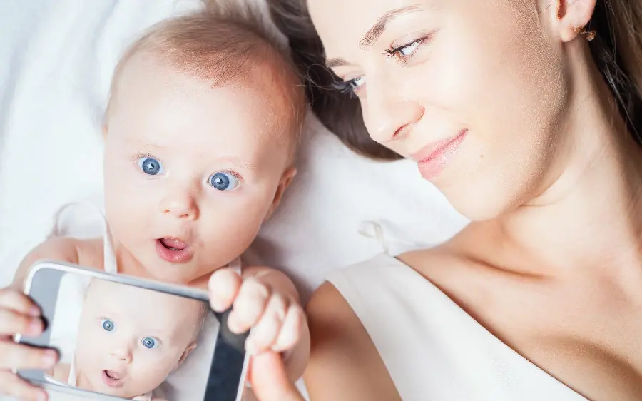 Download Funny Background of Mother and Baby in Very Good Quality