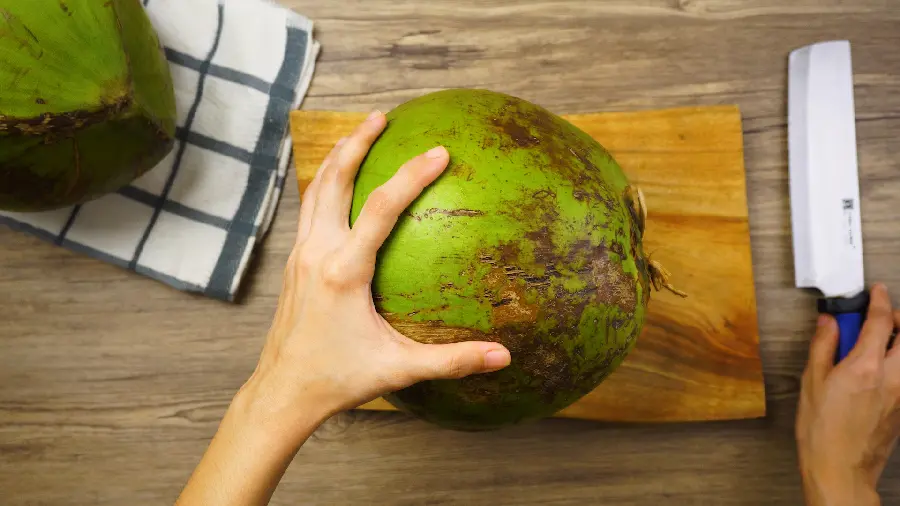Download an interesting photo of cutting a green coconut with 8K quality