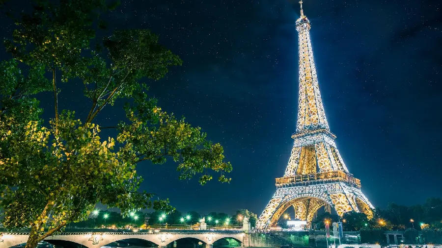 Download a special springtime WhatsApp profile picture of the nature around the Eiffel Tower in Paris, a symbol of French culture