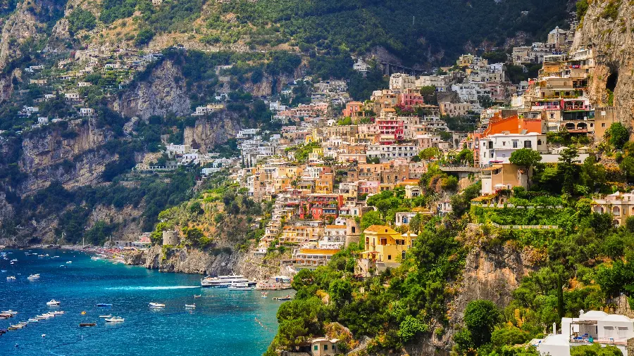 Best laptop wallpaper with beautiful coastal sloping city design 2022