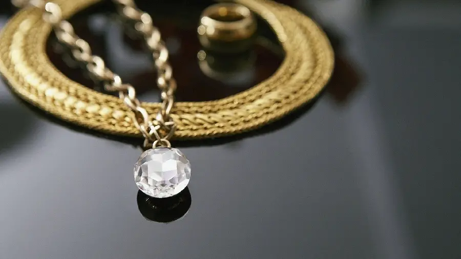 A magical combination of gold-colored chains And expensive clear beads in a beautiful necklace