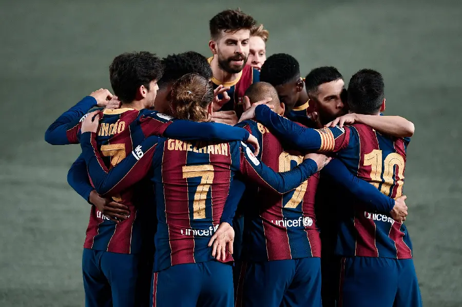 Barcelona fans are consulting and brainstorming