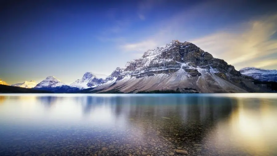 Amazing background photo of the ocean and the proud mountain in HD quality for laptops