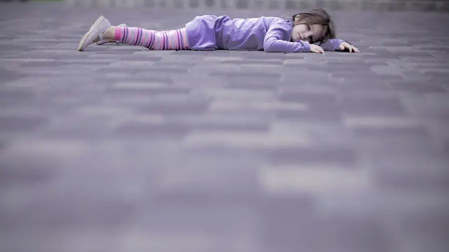 Special Wallpaper of Little Girl Lying on the Floor in Purple Dress