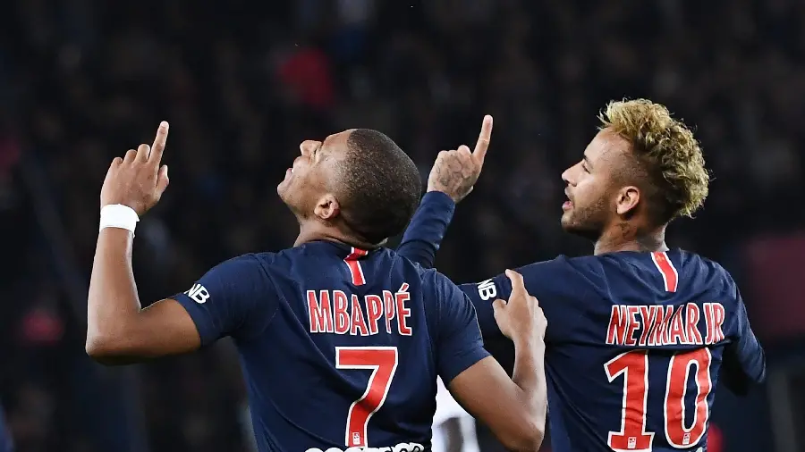 Download funny picture of Neymar and Mbappe staring at the sky at the same time