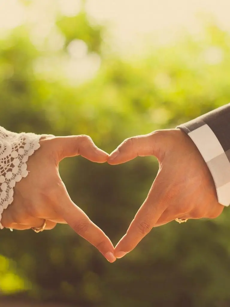 Spectacular heart picture with the hands of the bride and groom to print 