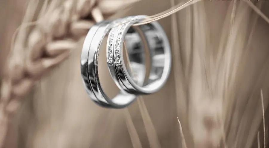 Download the background of two wedding rings one diamond with an unknown background