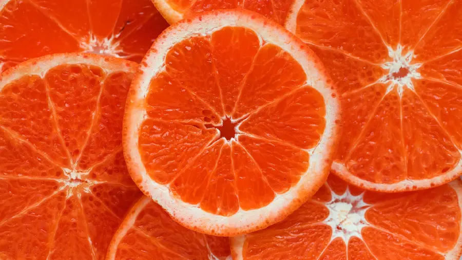 Free photo of sliced ​​and whole oranges