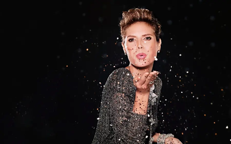 Download Heidi Klum's attractive and spectacular wallpaper with tied hair for Windows 11