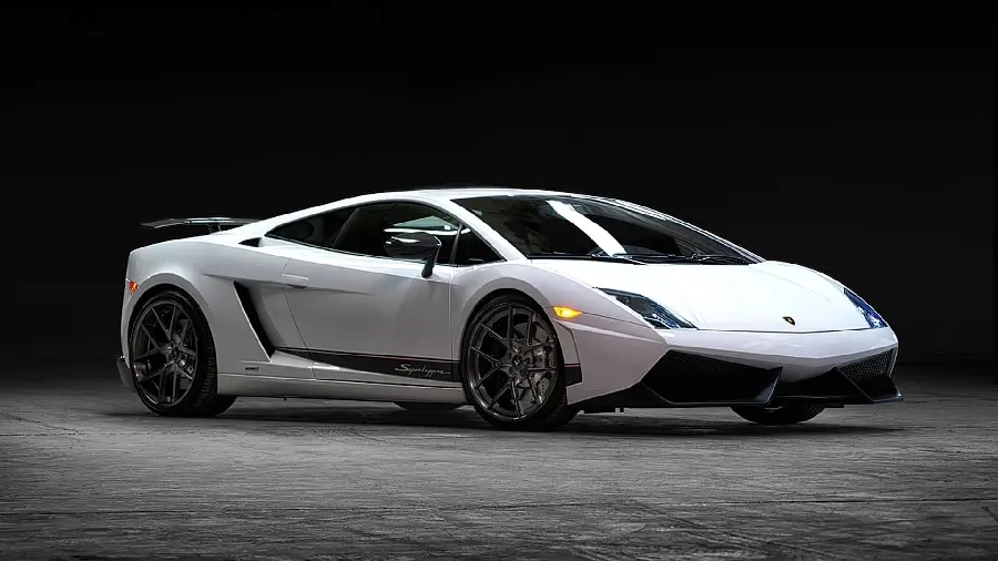 Dreamy wallpaper of the Lamborghini Gallardo in shiny white