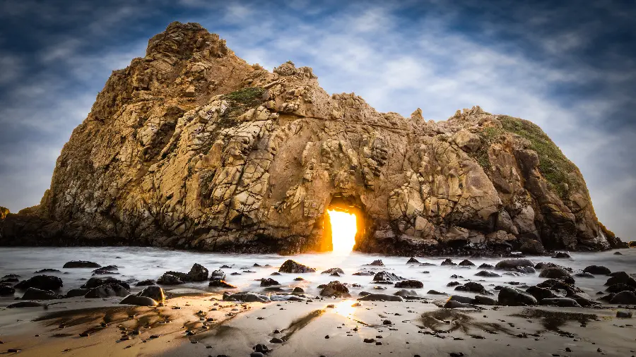Magical wallpaper of an amazing sunset along a large cliff