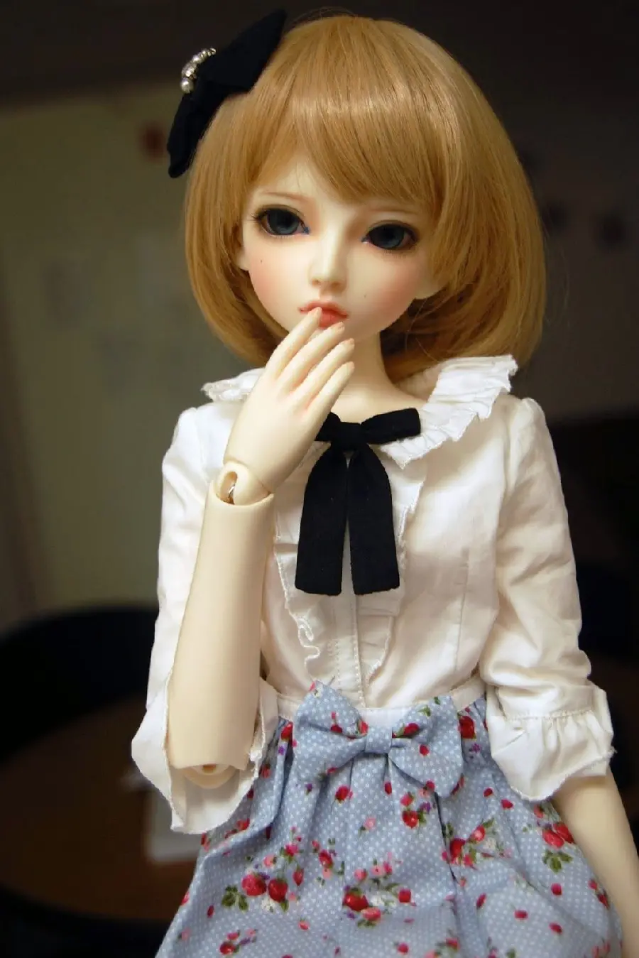 Attractive doll wallpaper of a thoughtful girl for Apple phone 