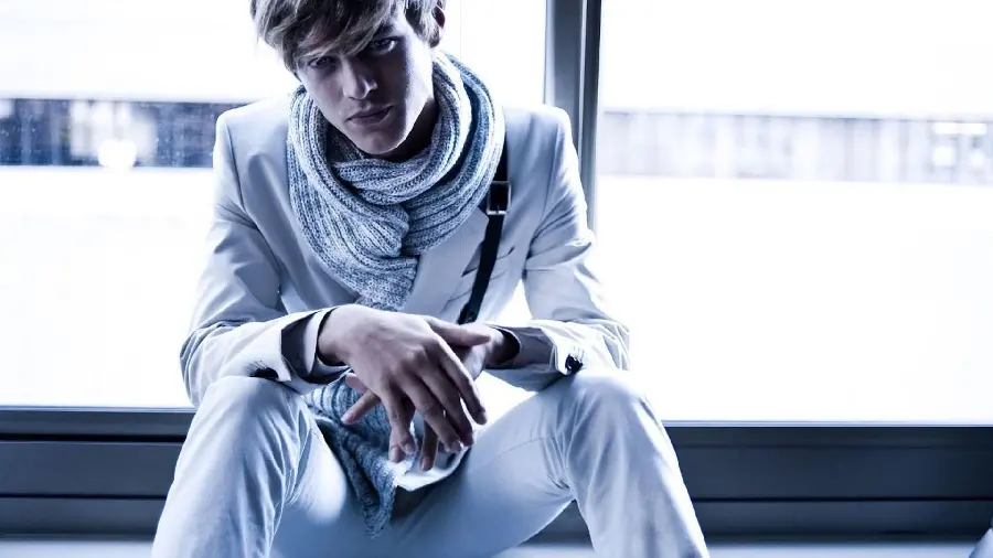 The most viewed photo of a foreign male model with a bright color cover for a profile 