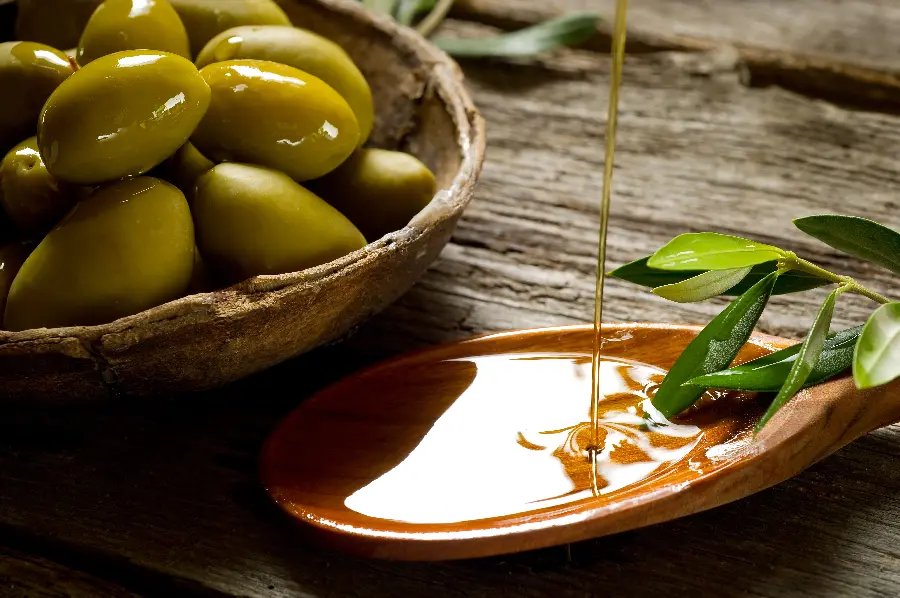 Profile photo of olive oil in 8k quality