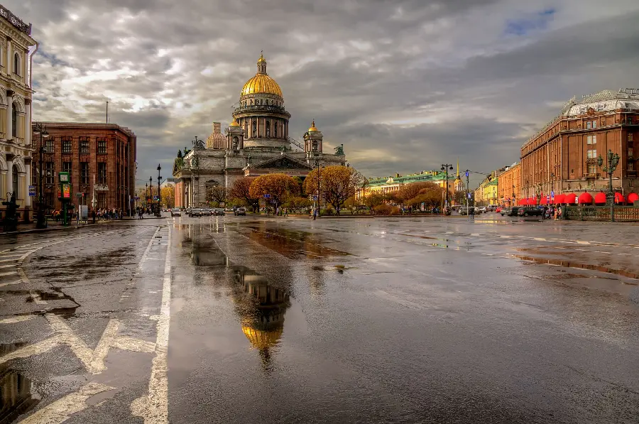Download photo of cloudy and rainy weather of St. Isaac's Cathedral in St. Petersburg