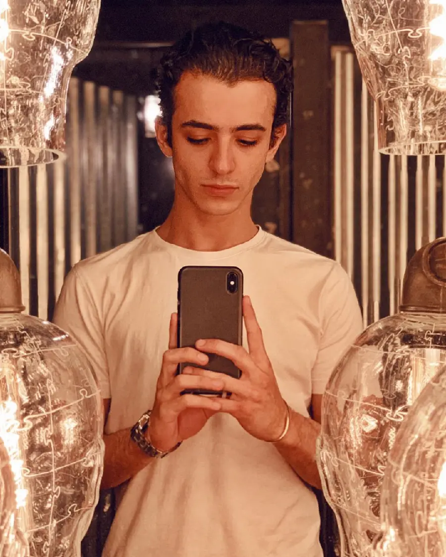 Ali Shadman taking a picture of his own reflection in a mirror suitable for wallpaper