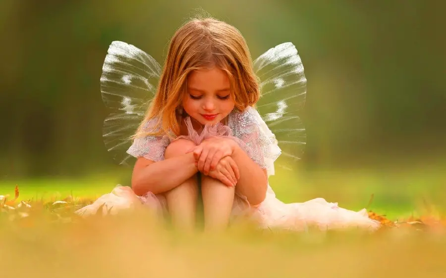 The best girly profile picture with a blonde and innocent baby girl with angel wings