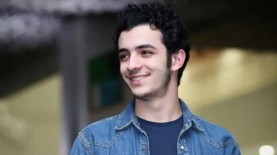 Ali Shadman's profile picture with a blue denim dress on
