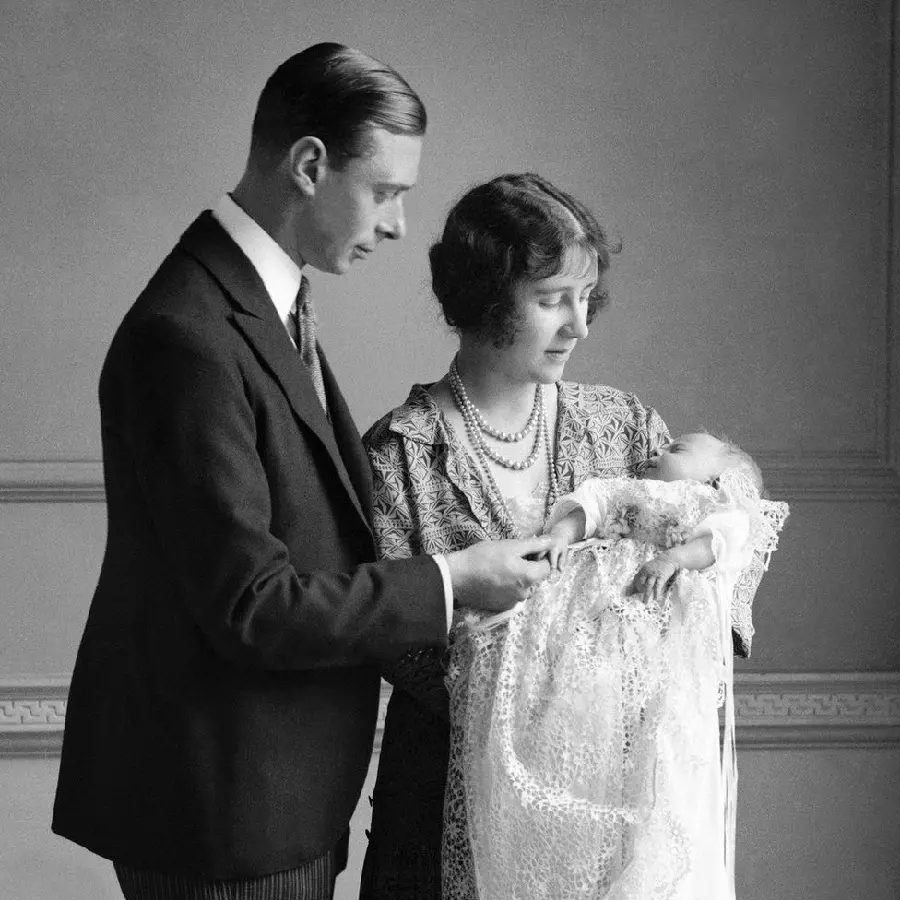 Black and white image of Queen Elizabeth as a baby with her parents