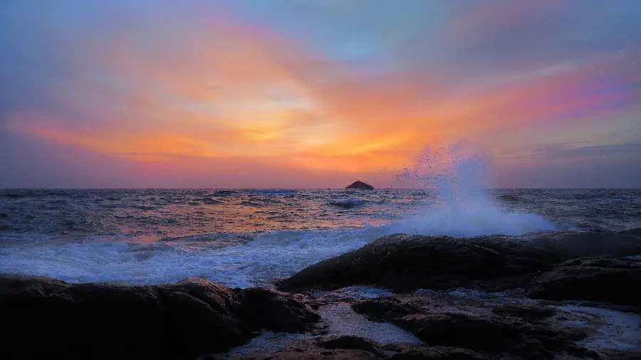 Eye-catching wallpaper of the roaring waves of the sea at sunset with excellent quality 