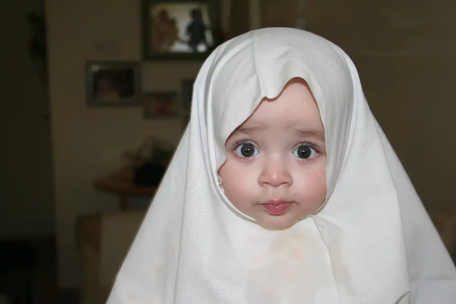 High quality desktop background with a beautiful and veiled little girl design 