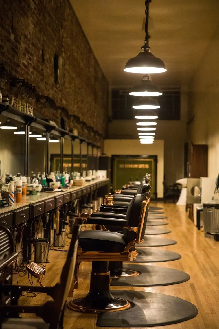 Download a luxurious photo of a well-equipped and luxurious hair salon with excellent quality 