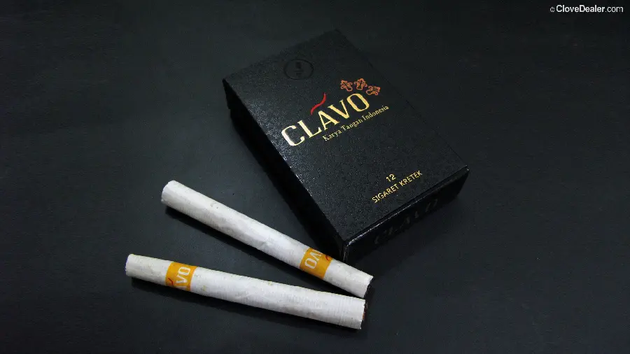 Marlboro cigarette background of the claw type With black envelope