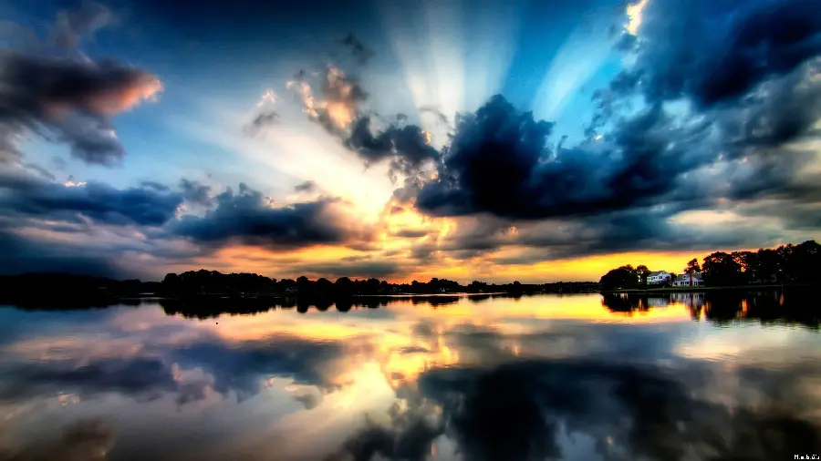 The most spectacular image of the play of light in the cloudy sky above the sea