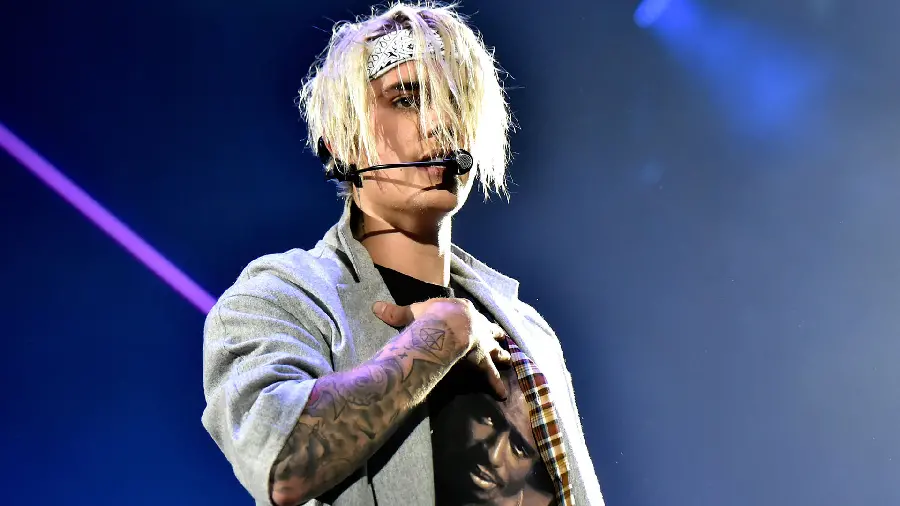 Beautiful wallpaper of Justin Bieber performing music