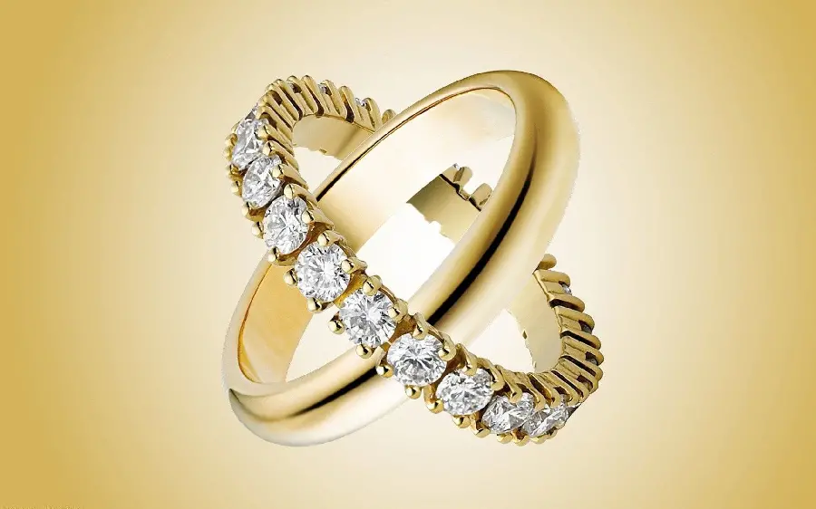 Image of a ring and a signet ring made of 18-carat gold with original quality
