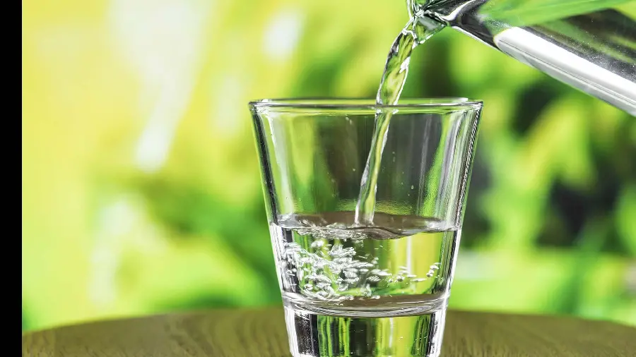 Download a photo with a green background of a glass of drinking water
