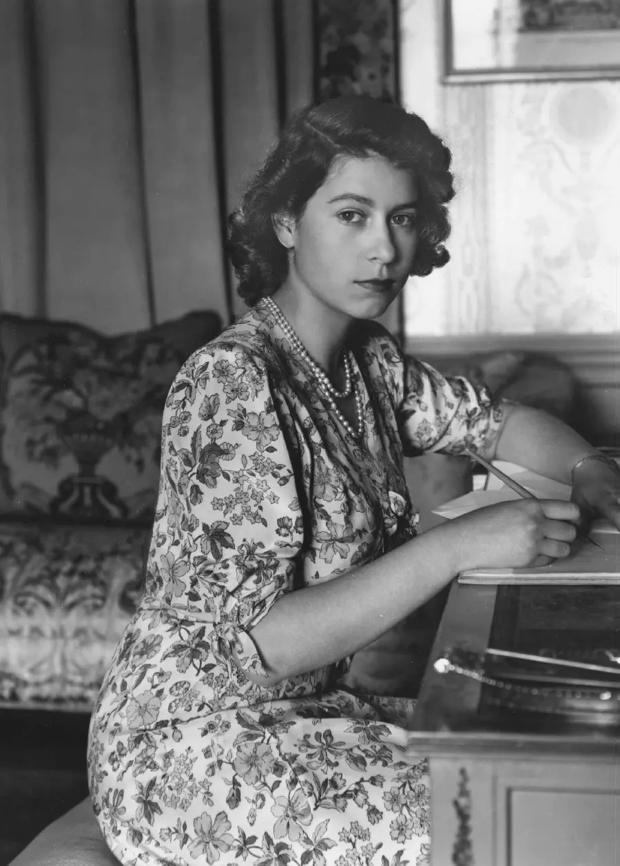 Awesome Black and White Photo of the Queen of England as a Teenager
