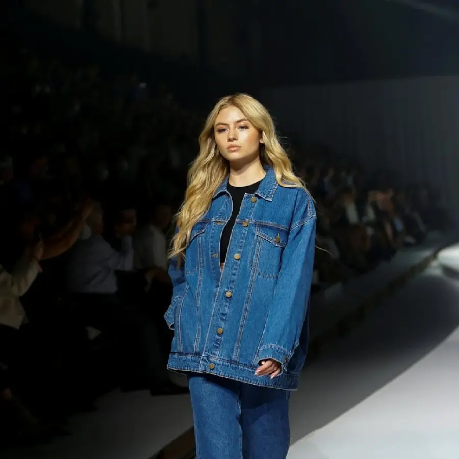 Latest photo of Leni Klum in a super beautiful denim dress for your phone background