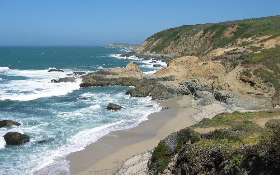 Download the background of the hills by the shore of the wavy sea in hd quality special for 4K Telegram wallpaper