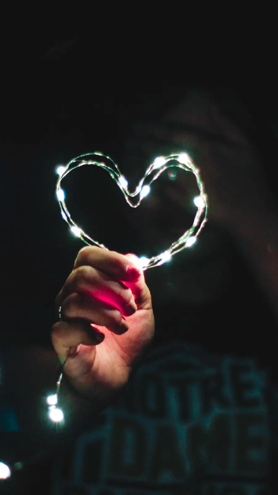 Unique and spectacular wallpaper of a heart-shaped lamp for Samsung phone 