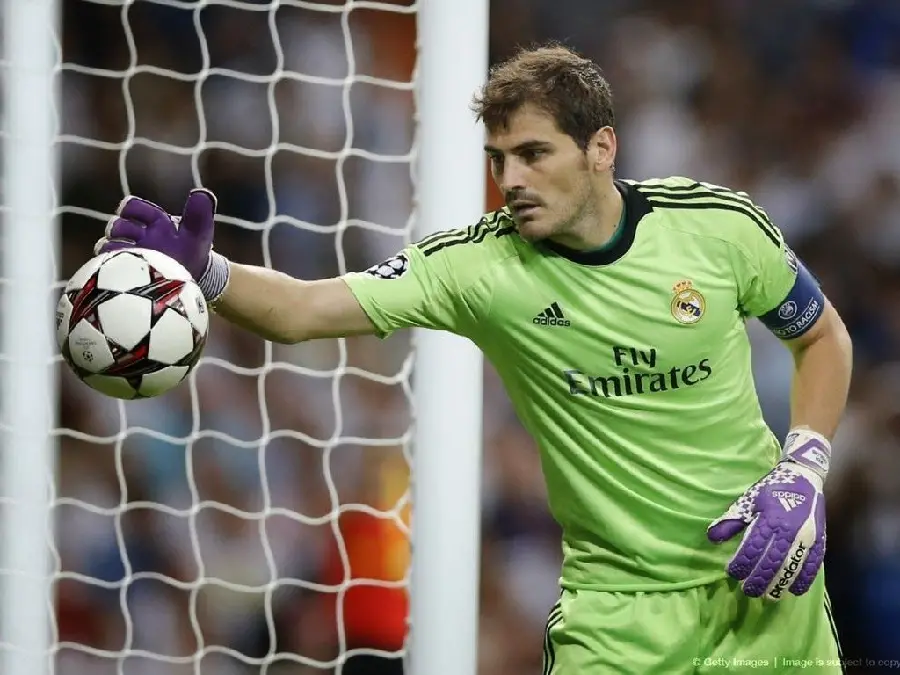 Photo of Casillas, the goalkeeper, in a green shirt suitable for a profile