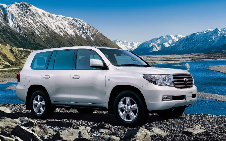 Download beautiful wallpaper of the luxury car Toyota Land Cruiser