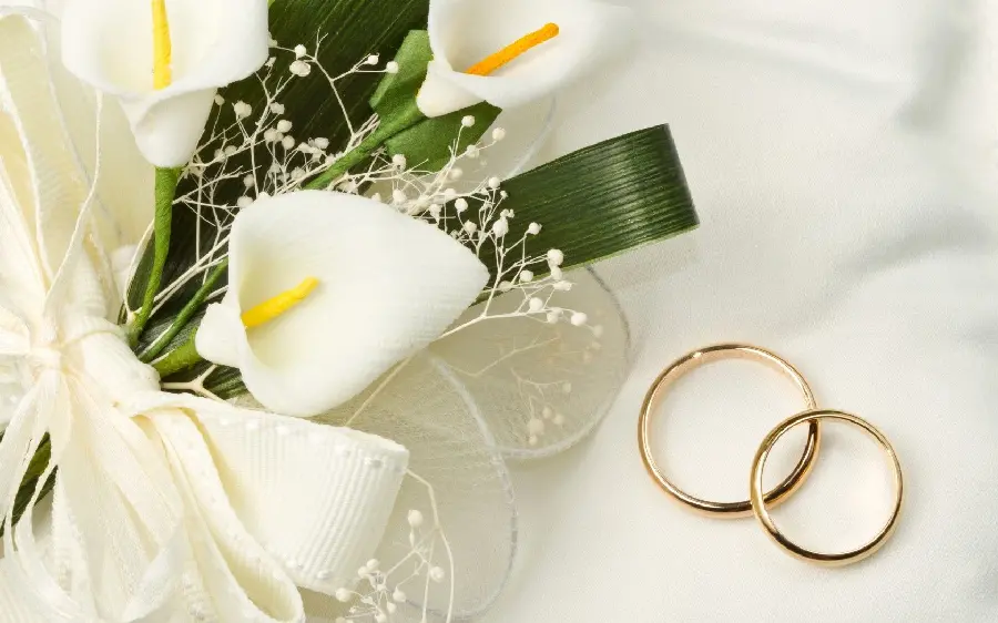 Download background photo of a simple bouquet of trumpet flowers with two rings for the bride and groom