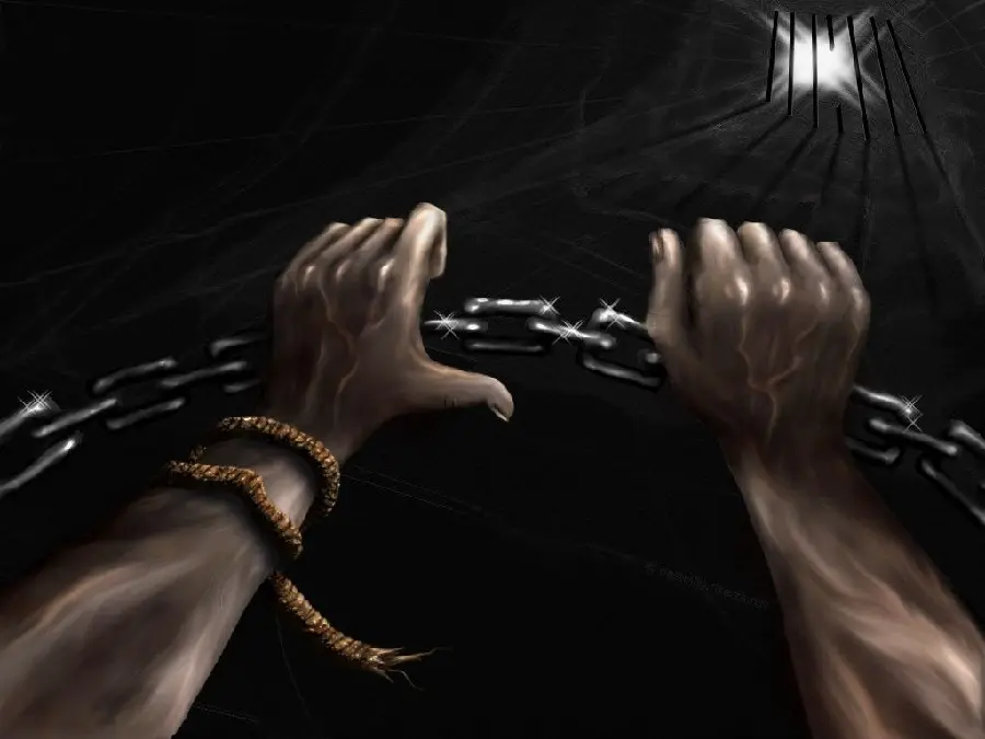 The most mysterious profile picture of breaking the chain with the hands of a strong man