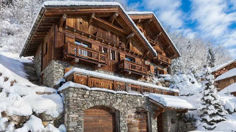 Download profile picture for the special Telegram background of a brown wooden hut in snowy weather