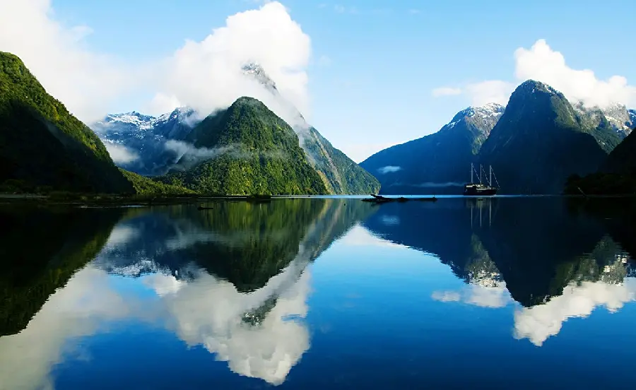 The most beautiful image of New Zealand's lush nature reflection in the blue lake 