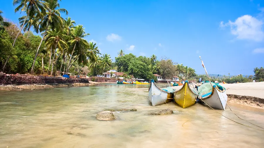 4K wallpaper of tourist beach for Samsung phone